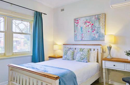 Largs North House | Cozy Beach Cottage Steps from Beach Jetty