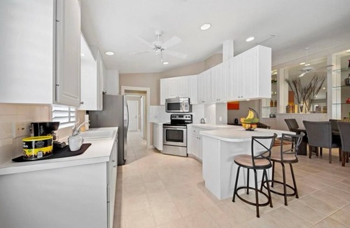 Vineyards House | Cozy beach home in vibrant neighborhood with Pickleball courts & RestaurantnHome