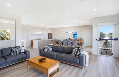Middleton House | Cozy Beach House - Ocean Views