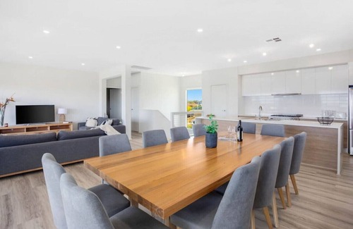 Middleton House | Cozy Beach House - Ocean Views