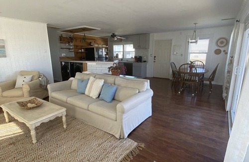 Sneads Ferry Cottage | Cozy beach cottage with beautiful ocean views.