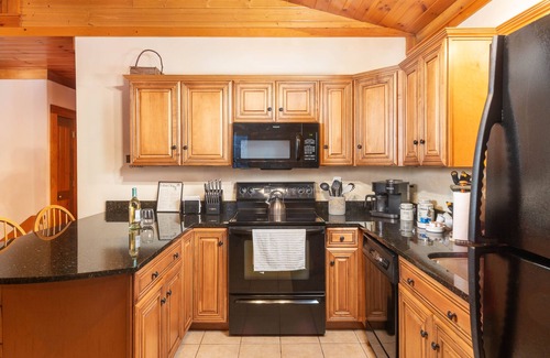 North Conway Cabin | Cozy Bear Cabin - 10 minutes from Cranmore and Attitash mountains