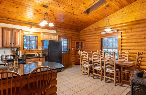 North Conway Cabin | Cozy Bear Cabin - 10 minutes from Cranmore and Attitash mountains