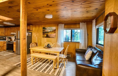 Island Park Cabin | Cozy Bear Cabin | Renovated | River | AC | Swing