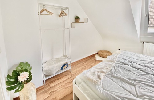 Krefeld Condo | Cozy boho apartment with Netflix & high-speed wifi