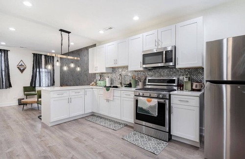 Little Village Apartment | Cozy Boho Chicago - 10 Minutes to Downtown Chicago