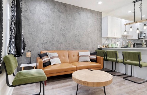 Little Village Apartment | Cozy Boho Chicago - 10 Minutes to Downtown Chicago