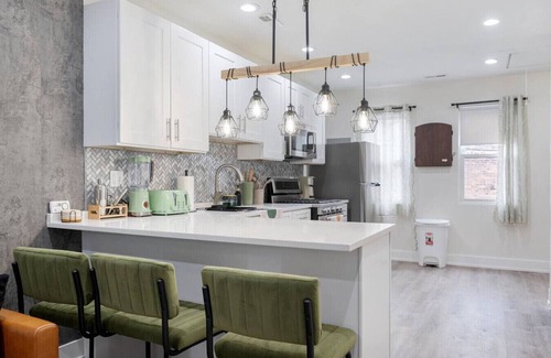 Little Village Apartment | Cozy Boho Chicago - 10 Minutes to Downtown Chicago