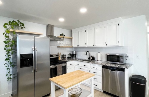Vancouver House | Cozy Boho Inspired Duplex - with 4 person HOTUB!