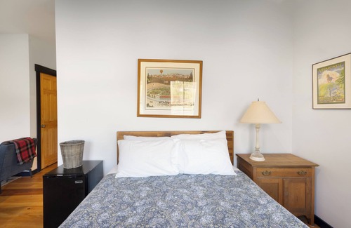Hinesburg Hotel | Cozy boutique hotel in Hinesburg, Vermont. Queen bed and private tiled bathroom