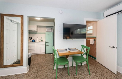 Sunset Beach Hotel | Cozy boutique studio room with a Pool