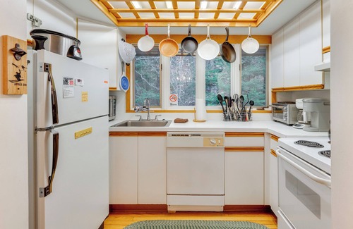 Bretton Woods Condo | Cozy Bretton Woods Ski-In/Ski-Out Condo w/Deck!