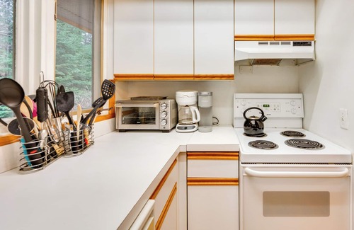 Bretton Woods Condo | Cozy Bretton Woods Ski-In/Ski-Out Condo w/Deck!