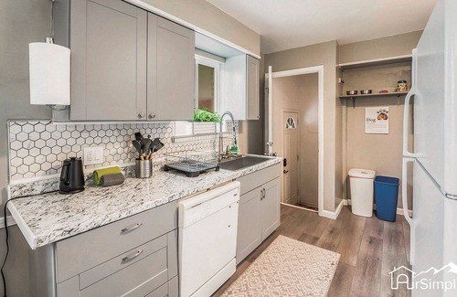 Barths House | Cozy Bungalow 2 Kitchens Near Sloans Lake/DT