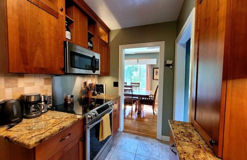 University District House | Cozy Bungalow in University District