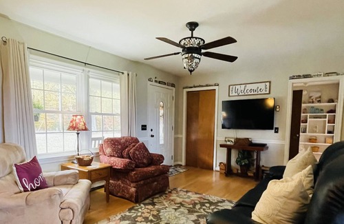 Rochelle House | Cozy bungalow with breathtaking mountain views. Close to wineries and hiking!