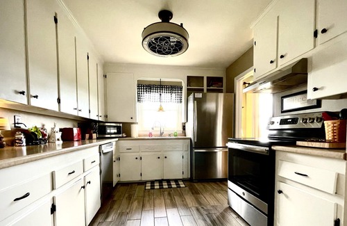 Rochelle House | Cozy bungalow with breathtaking mountain views. Close to wineries and hiking!