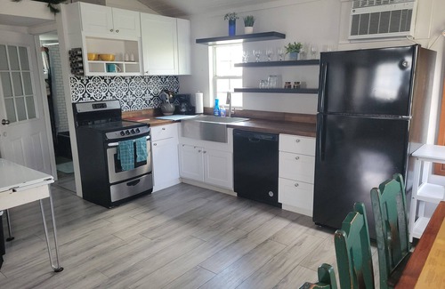 Carroll County Cabin | Cozy Cabin 1 bedroom cabin in Green Forest with WiFi and AC