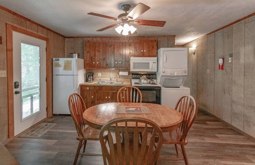 Blowing Rock Apartment | Cozy Cabin #8- Sleeps 4 - Full kitchen + fireplace - between Boone & Blowing Rock NC
