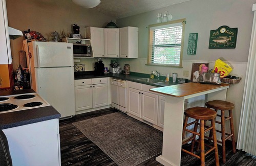 Arrow Point House | Cozy Cabin & Bunk House less than 4 minutes from Table Rock Lake.