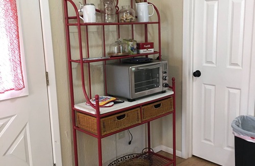 Lufkin Cabin | Cozy Cabin by the Pond