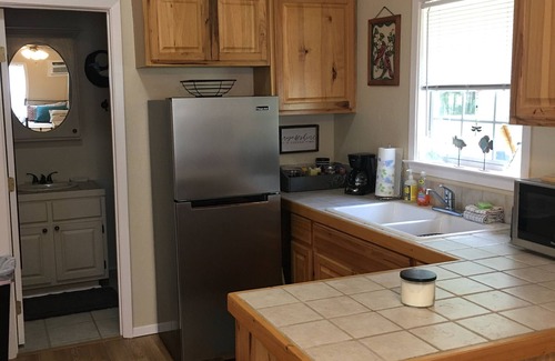 Lufkin Cabin | Cozy Cabin by the Pond