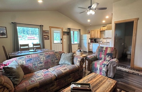 Coram Cabin | Cozy Cabin close to the West Entrance to Glacier National Park