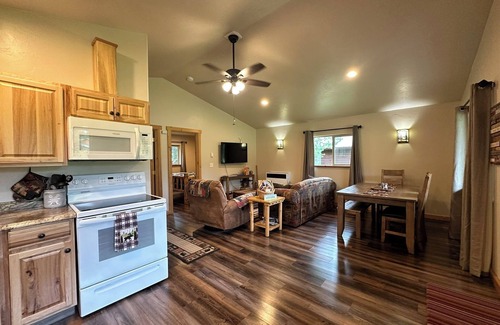 Coram Cabin | Cozy Cabin close to the West Entrance to Glacier National Park