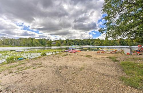 Cassopolis House | Cozy Cabin Community Pool and Lakefront Beach!