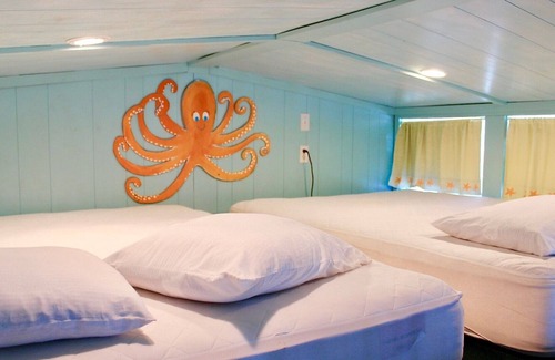 Navarre Cabin | Cozy Cabin Deluxe waterfront Sleeps 8 Pet friendly