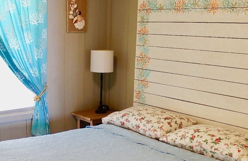 Navarre Cabin | Cozy Cabin Deluxe waterfront Sleeps 8 Pet friendly