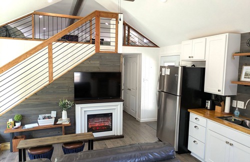 Tyler Cabin | Cozy cabin for 6, outdoor games, close to Tyler State Park on 11 secluded acres