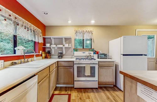 Trinidad House | Cozy cabin for two w/a furnished deck & grassy yard - close to hiking trails