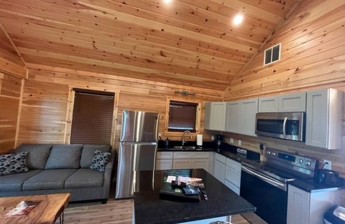 Logan Cabin | Cozy Cabin for up to 6 guests - Hocking Hills - Hot Tub - Fire Ring - Wifi
