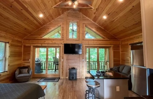 Logan Cabin | Cozy Cabin for up to 6 guests - Hocking Hills - Hot Tub - Fire Ring - Wifi