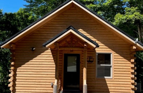 Logan Cabin | Cozy Cabin for up to 6 guests - Hocking Hills - Hot Tub - Fire Ring - Wifi