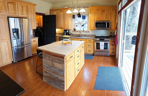 Eureka Springs House | Cozy Cabin Getaway! Short walk to the White River & close to Eureka Springs!