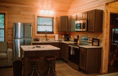 Logan Cabin | Cozy cabin in Hocking Hills - Merlot Cabin #8 - Hot Tub - Fire Ring - Wifi