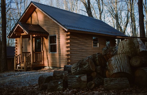 Logan Cabin | Cozy cabin in Hocking Hills - Merlot Cabin #8 - Hot Tub - Fire Ring - Wifi