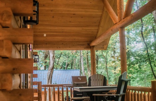 Logan Cabin | Cozy cabin in Hocking Hills - Merlot Cabin #8 - Hot Tub - Fire Ring - Wifi
