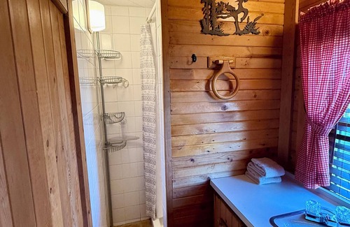 Longmont Cabin | Cozy cabin in Longmont, dog friendly, near to CU, CSU, UNC and RMNP. WiFi, AC