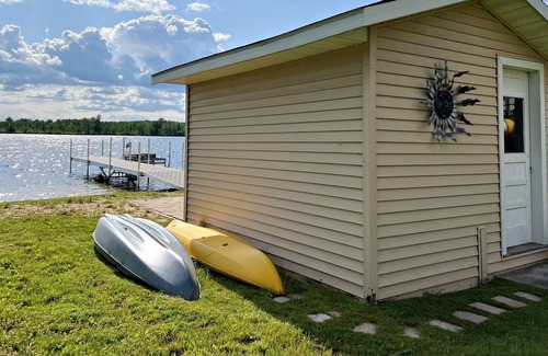 West Branch Cabin | Cozy Cabin in Northeast Michigan on all sports lake-dock, kayaks, pet-friendly!