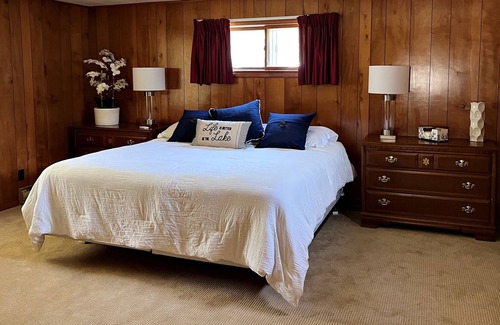 West Branch Cabin | Cozy Cabin in Northeast Michigan on all sports lake-dock, kayaks, pet-friendly!