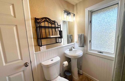 Winnemucca House | Cozy Cabin in the City plus GYM