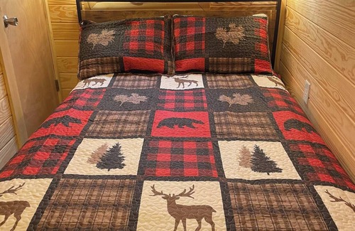 Mount Sterling Cabin | Cozy Cabin in the woods near charming Hermann