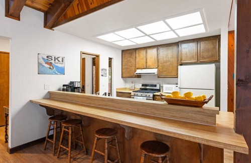 Tahoe Sierra Estates Apartment | Cozy Cabin Min. to Palisades HotTub Walk to Beach
