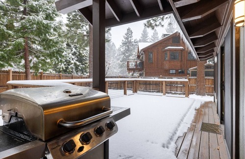 Tahoe Sierra Estates Apartment | Cozy Cabin Min. to Palisades HotTub Walk to Beach