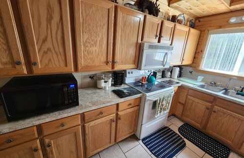 Island Park Cabin | Cozy Cabin Minutes From Yellowstone w/fiber optic wifi