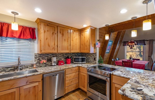 Oakhurst Cabin | Cozy Cabin near Bass Lake/Yosemite National Park!