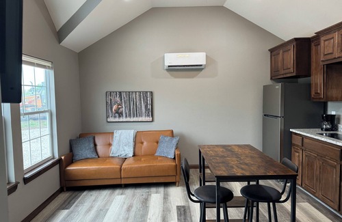 Lawton Cabin | Cozy cabin near Medicine Park with WiFi, AC